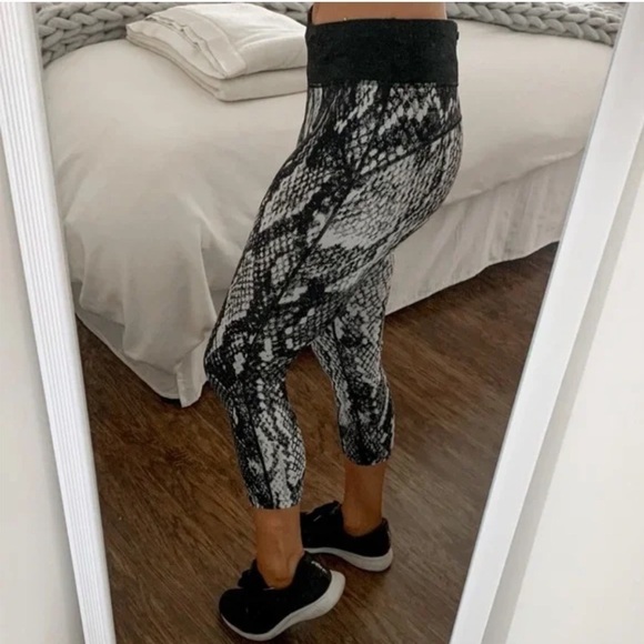 Nike Dri Fit 3/4 Snake Print Running Leggings High Waisted Size Small - Picture 9 of 9